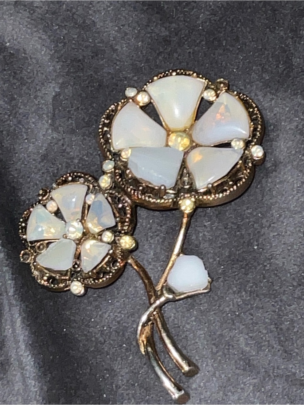 HOLLYCRAFT collection 
Opal Rhinestones White Floral Brooch Elegant era 1958/60s